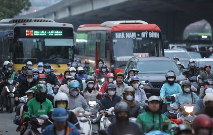 Giao thông có lúc ùn ứ, các phương tiện di chuyển chậm chạp.