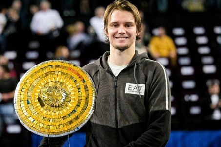 “Vua ngược dòng” Trung Á thắng ngoạn mục giải tennis ở Pháp, Ostapenko đăng quang tại Linz