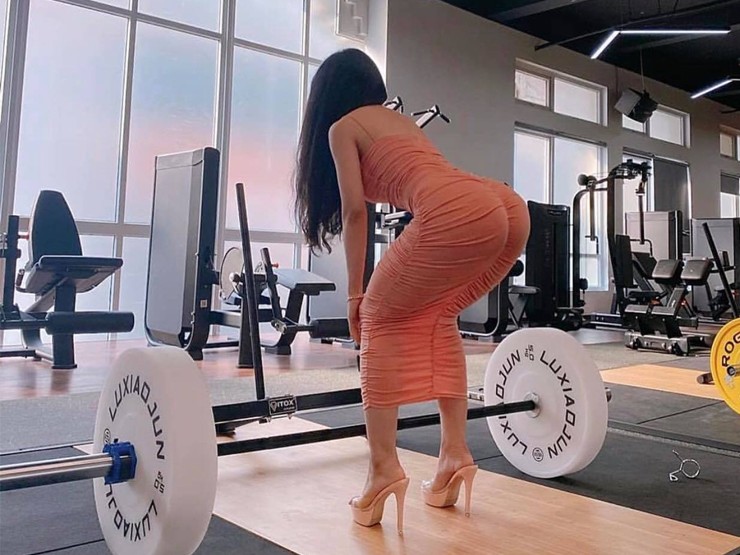 Đặc biệt là khi thực hiện một số động tác như squat, đá chân cao,...&nbsp;còn gây ra tình huống kém duyên.