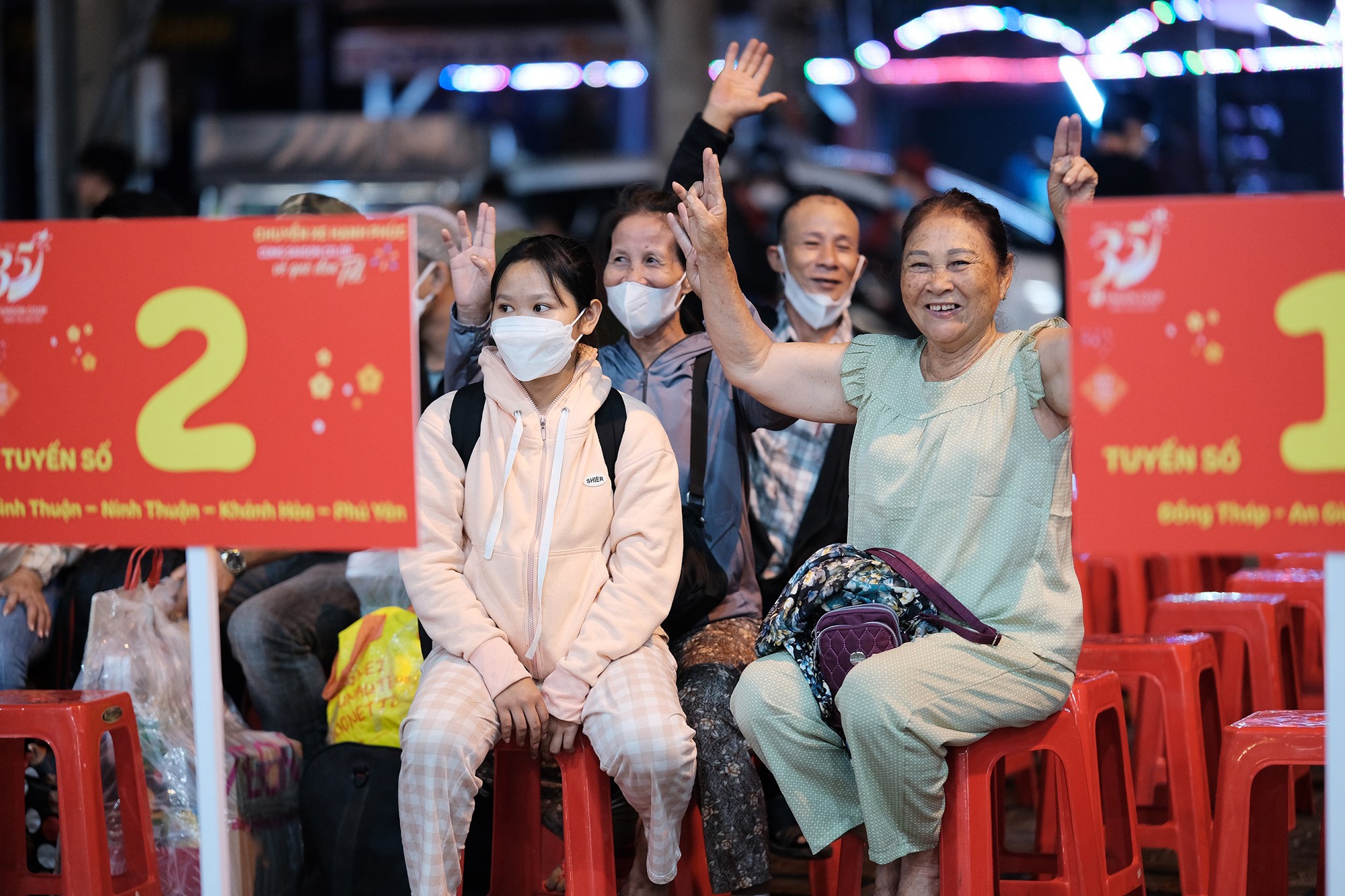Khởi hành “Chuyến xe hạnh phúc” đưa miễn phí 900 người dân về quê đón Tết - 1