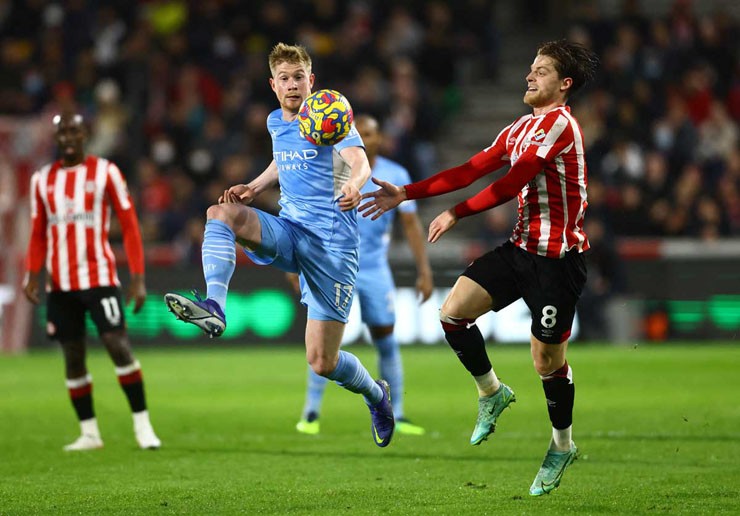 Man City (áo xanh) đang có cơ hội lớn trong cuộc đua vô địch Ngoại hạng Anh