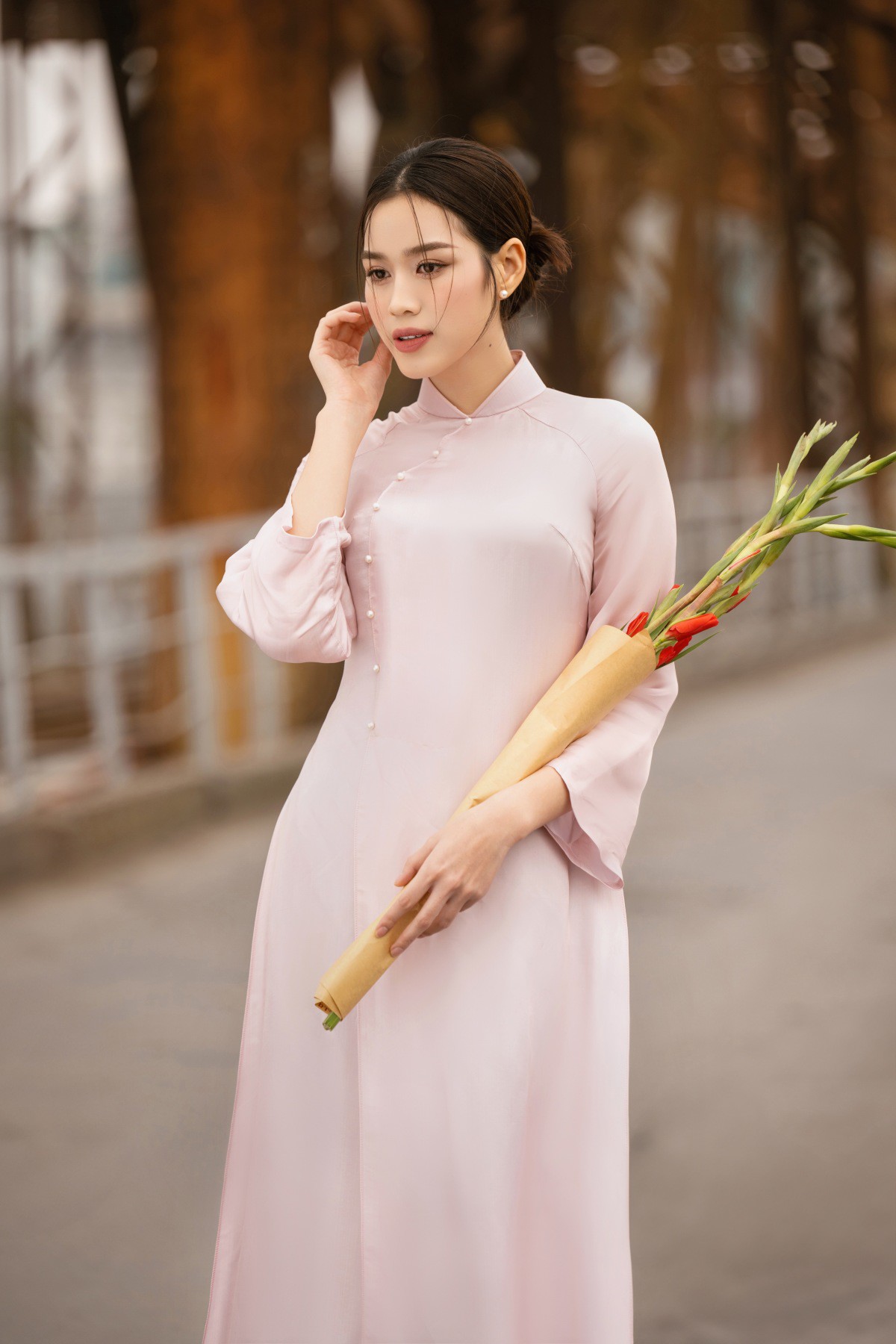 Đỗ Thị Hà diện áo dài dạo phố, khoe sắc ngọt ngào trước thềm Tết nguyên đán 2024 - 4
