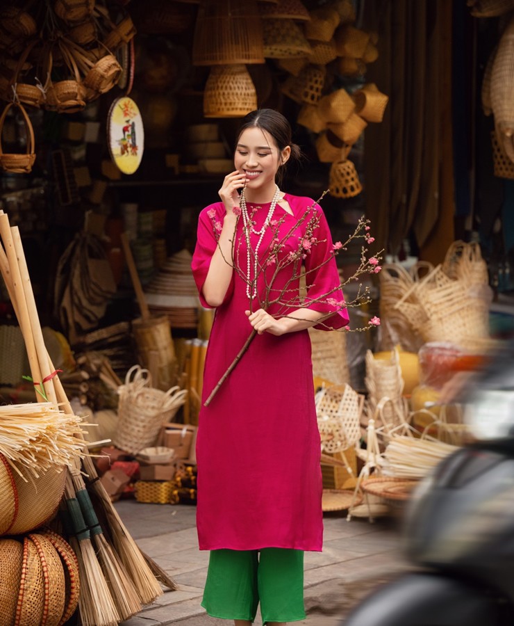 Đỗ Thị Hà diện áo dài dạo phố, khoe sắc ngọt ngào trước thềm Tết nguyên đán 2024 - 15
