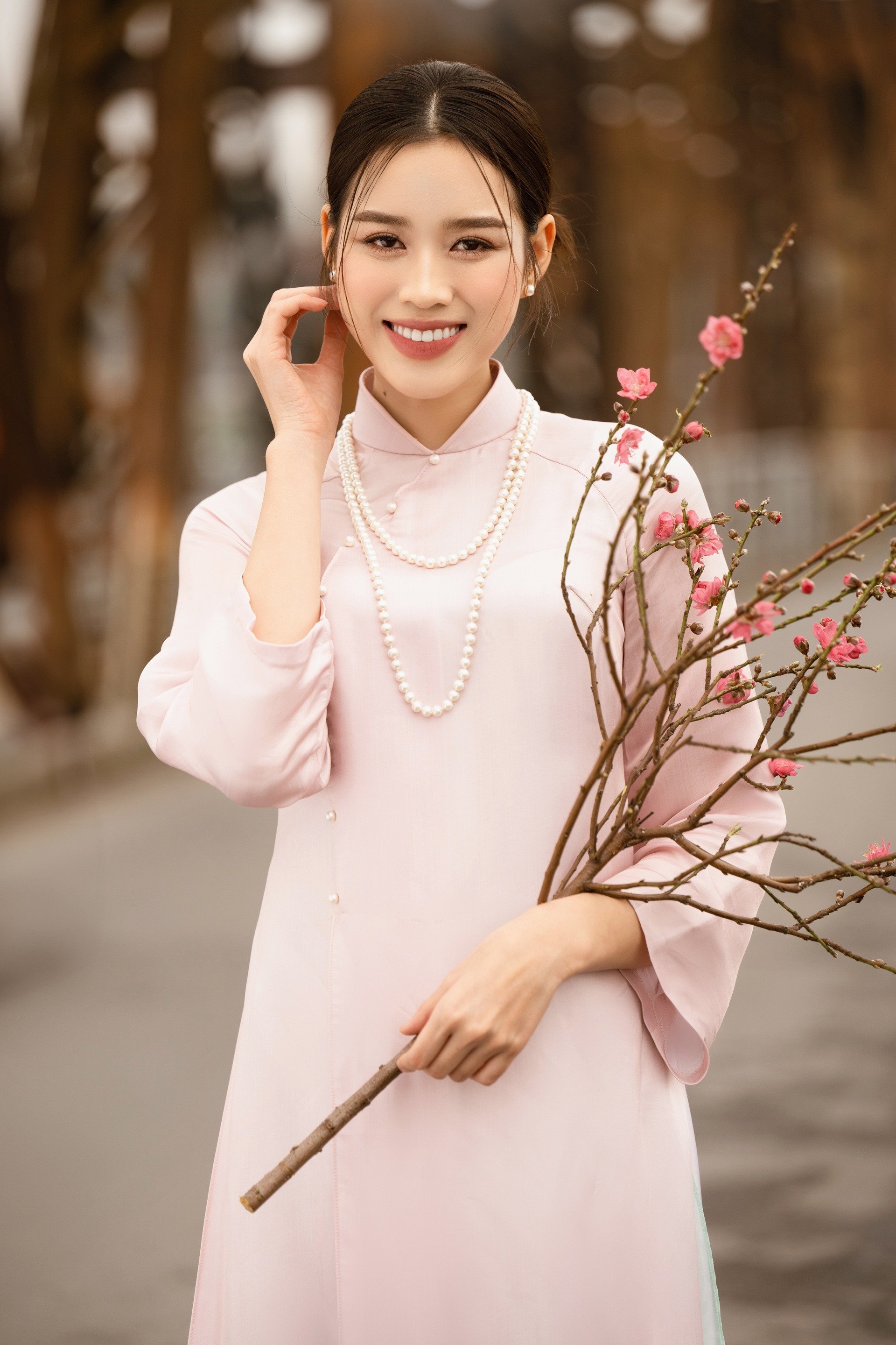 Đỗ Thị Hà diện áo dài dạo phố, khoe sắc ngọt ngào trước thềm Tết nguyên đán 2024 - 2