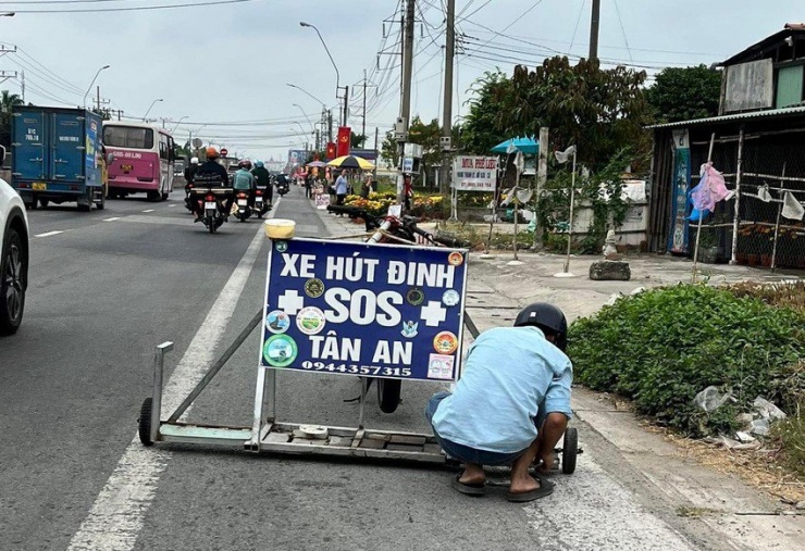 Nhóm SOS đã tiến hành hút đinh trên Quốc lộ 1 ngày 5-2 giúp nhiều người dân tránh bị cán phải đinh.