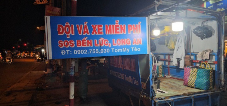 Thông tin đội vá xe lưu động và hỗ trợ người đi đường được chia sẻ trên mạng xã hội, khi cần thiết chỉ cần gọi điện thoại sẽ được giúp đỡ. Ảnh: HD