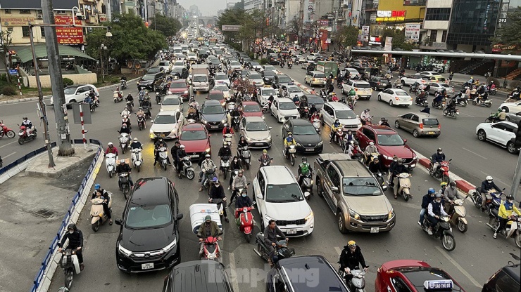 Đường Trường Chinh hướng Ngã Tư Sở đông người và phương tiện lúc 17 giờ hôm nay (6/2).