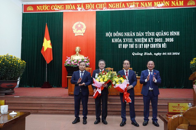 Tân Phó Chủ tịch tỉnh Quảng Bình Phan Phong Phú (thứ 2 bên trái) và ông Phan Mạnh Hùng (thứ 2 bên phải)