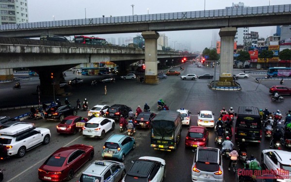 Những ngày qua, các tuyến đường như Vành đai 3 trên cao, Phạm Hùng, Khuất Duy Tiến, Nguyễn Xiển... lượng phương tiện lưu thông luôn ở mức cao ở cả hai chiều ra, vào thành phố Hà Nội. Việc phân luồng, điều tiết phương tiện luôn phải nhịp nhàng và có sự phối hợp giữa nhiều đội CSGT trên tuyến.