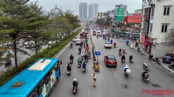 Khi không khí xuân đang gõ cửa từng nhà, lực lượng CSGT Hà Nội vẫn bám" sát mặt đường để làm nhiệm vụ bảo đảm an toàn giao thông phục vụ người dân "chở" Tết về nhà.