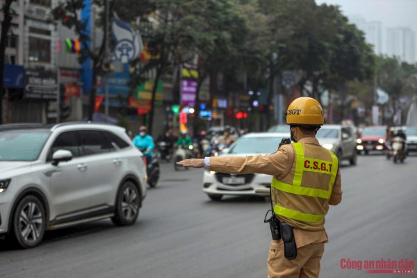 Đại úy Sang điều tiết phương tiện di chuyển theo hướng đi Ngã Tư Sở.