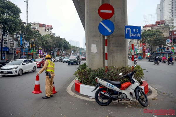 Tại một ví trí chốt trực chống ùn tắc khác trên đường Nguyễn Trãi, đoạn&nbsp;đối diện&nbsp;Khu đô thị Royal City,&nbsp;Đại úy Phan Văn Sang (cán bộ Đội CSGT số 7) đang nhanh chóng đặt chóp nón tại điểm quay đầu xe để&nbsp;mở rộng góc cua cho các phương tiện, tránh va chạm, ùn tắc. Theo Đại úy Sang, đây là sáng kiến của đơn vị giúp giao thông trên tuyến ổn định hơn.