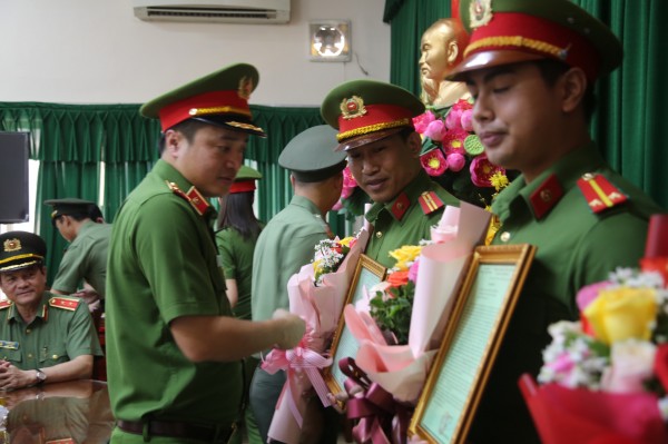 Thiếu tướng Mai Hoàng, Phó Giám đốc Công an TP Hồ Chí Minh, trao khen thưởng ban chuyên án và các đơn vị đấu tranh, triệt phá hai chuyên án.