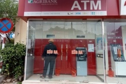 Khung cảnh trái ngược tại các trụ ATM ngày cận Tết