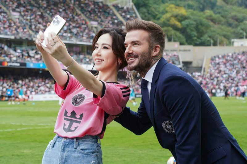 Người đẹp khiến danh thủ Beckham quỳ gối ký tên "gây sốt" sân vận động là ai? - 1