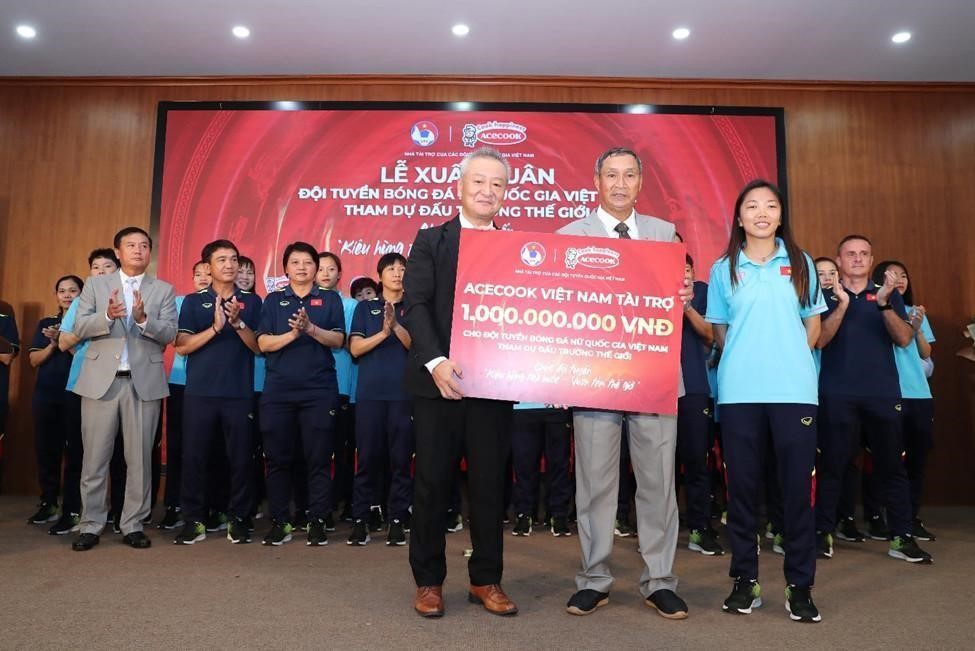 Ông Kaneda Hiroki - Tổng Giám đốc Acecook Việt Nam trao tặng 1 tỷ VNĐ tài trợ cho ĐTQG nữ trong lễ xuất quân tham dự World Cup nữ 2023. Ảnh: Acecook Việt Nam