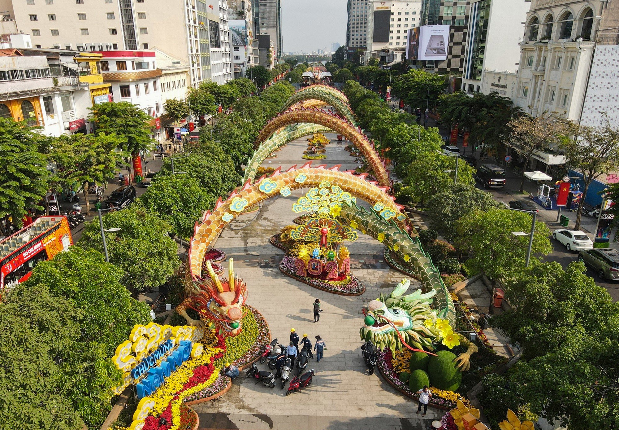 Cổng vào đường hoa là cặp linh vật rồng với tên gọi “Lưỡng Long triều liên”, mỗi con có 5 đoạn thân uốn lượn, đan chéo vào nhau dọc 2&nbsp;bên đường hoa, với độ dài hơn 100m, được thực hiện rất công phu.