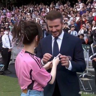 Người đẹp khiến danh thủ Beckham quỳ gối ký tên "gây sốt" sân vận động là ai? - 3