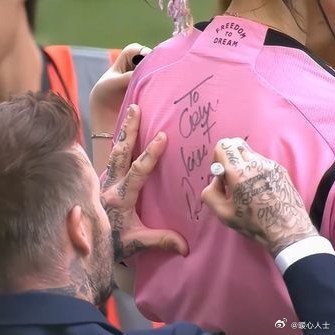 Người đẹp khiến danh thủ Beckham quỳ gối ký tên "gây sốt" sân vận động là ai? - 2