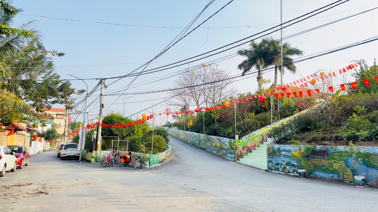 Trên triền đê dài hàng km qua xã Yên Sở và Đắc Sở được người dân trồng nhiều loài cây và hoa như hoa đào, hoa cúc, hoa hồng, hoa giấy... Nhiều cây hoa đã nở bung sắc rực rỡ đúng dịp Tết Nguyên đán tạo&nbsp;nên khung cảnh rất đẹp.