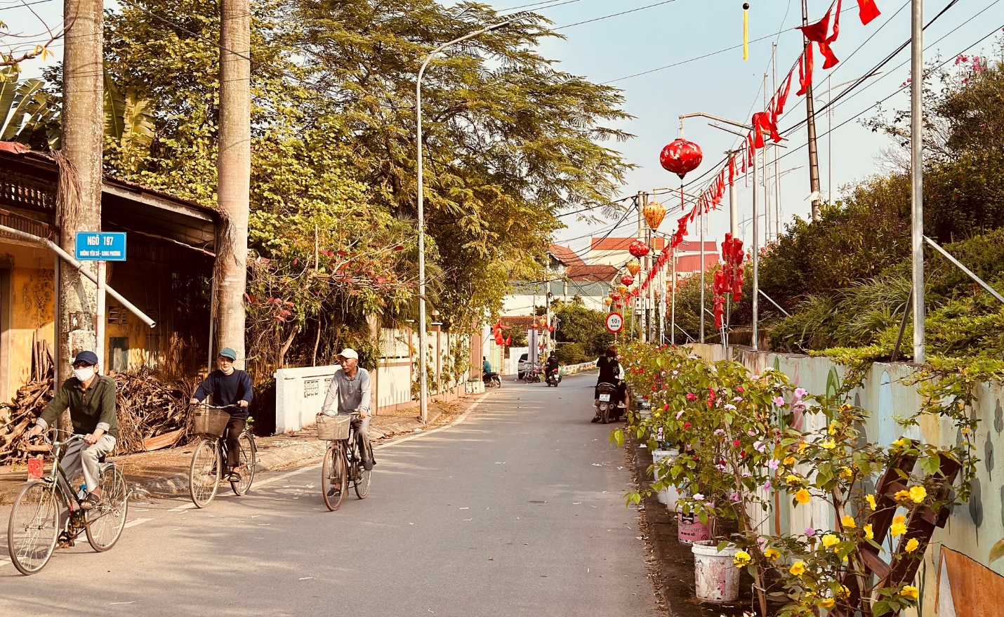 Tuyến đường ven đê ít phương tiện di chuyển cộng với không khí thoáng mát là điều kiện lý tưởng để nhiều người cao tuổi đạp xe tập thể dục.