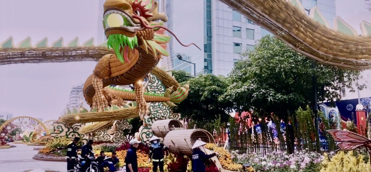 Rồng bay lượn phía trong khi nhóm công nhân đang dọn rửa, hoàn tất công đoạn cuối cùng ở Đường hoa.