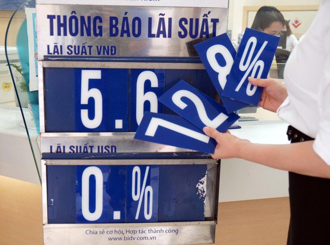 Lãi suất huy động rơi tự do trong năm 2023.