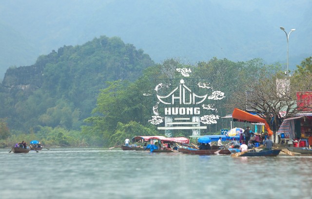 Lễ hội Chùa Hương năm 2024 diễn ra trong 3 tháng, khai hội vào ngày 15-2 (mùng 6 tháng Giêng). Ảnh: Hữu Hưng