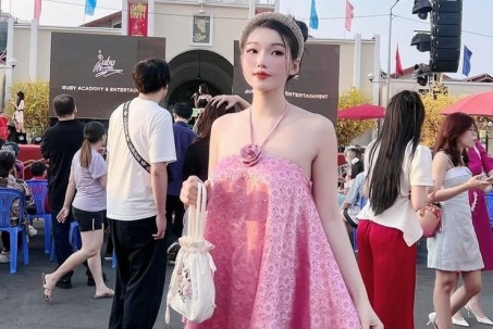 "2 hot girl bắn cung Sài thành" đẹp căng tràn sức sống khi mặc áo yếm xinh tươi đi chợ