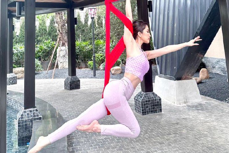 Bộ môn yêu thích của Quỳnh Nga là yoga bay.&nbsp;
