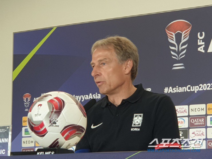 HLV Klinsmann tuyên bố sẽ không từ chức