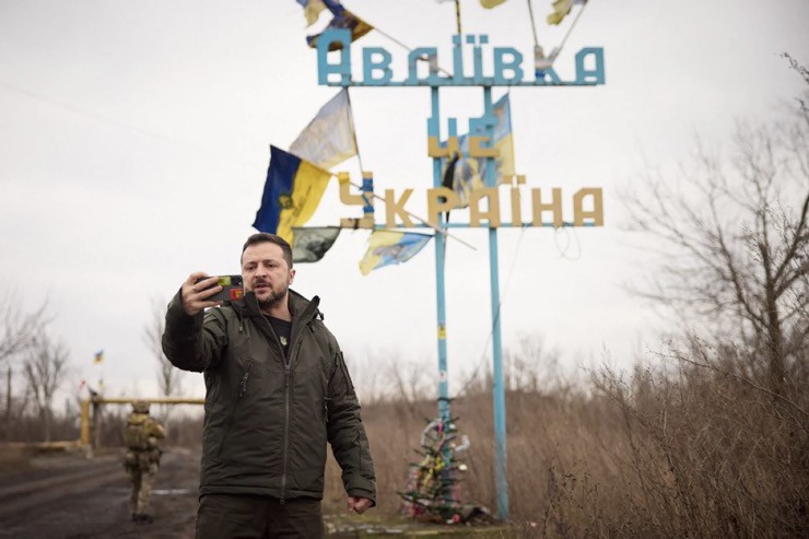 Tháng 12/2023, Tổng thống Ukraine Volodymyr Zelensky bất ngờ xuất hiện ở thị trấn Avdiivka.
