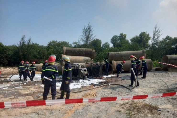 Ô tô của ông L - chủ Trường Song ngữ quốc tế Quảng Nam Academy cháy rụi, 1 người tử vong trong xe. Ảnh: TN