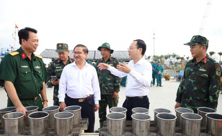 Chiều ngày 8-2 (29 Tết), Bí thư Thành uỷ Cần Thơ Nguyễn Văn Hiếu (thứ 2 từ phải) cùng lãnh đạo HĐND, UBND TP Cần Thơ kiểm tra công tác chuẩn bị cho trận địa pháo hoa tầm cao của Cần Thơ.