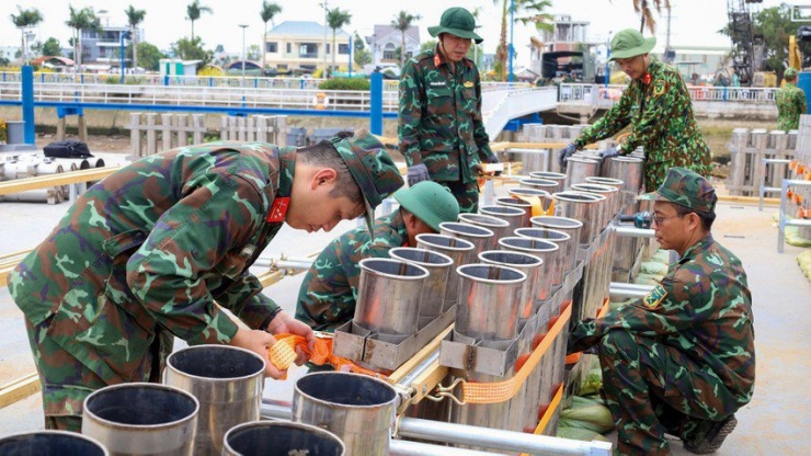 Để bảo đảm an toàn, công việc chuẩn bị, lắp đặt được tiến hành tại Quảng trường 586. Đến 15 giờ ngày 9-2 (nhằm 30 Tết), sà lan sẽ được kéo về vị trí bắn.