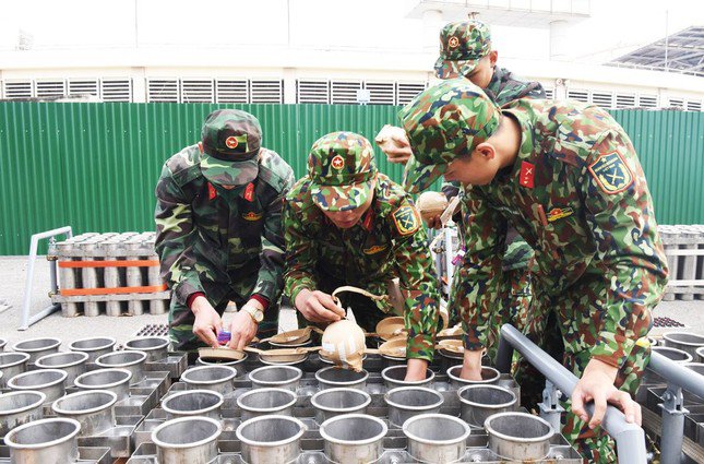 Lực lượng chức năng chuẩn bị cho màn bắn pháo hoa đêm Giao thừa Tết Nguyên đán Giáp Thìn năm 2024.