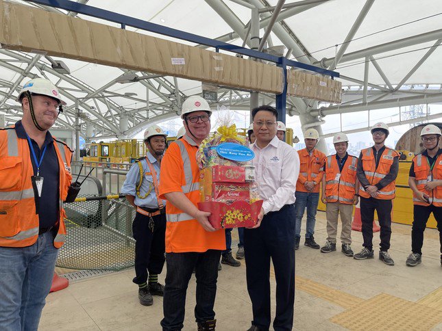 Ông Nguyễn Quốc Hiển - Phó trưởng Ban phụ trách Ban Quản lý Đường sắt đô thị TPHCM thăm hỏi, động viên kỹ sư, công nhân lao động, sáng 8/2. Ảnh: MAUR