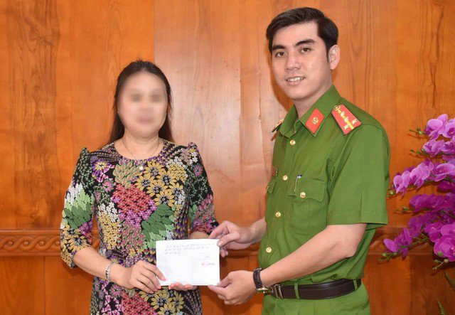 Công an tỉnh Bạc Liêu trao trả lại tài sản cho chị H. Ảnh: Phương Thảo