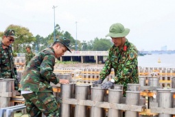 Cần Thơ chuẩn bị 'trận địa' pháo hoa tầm cao trên sà lan 2.000 tấn