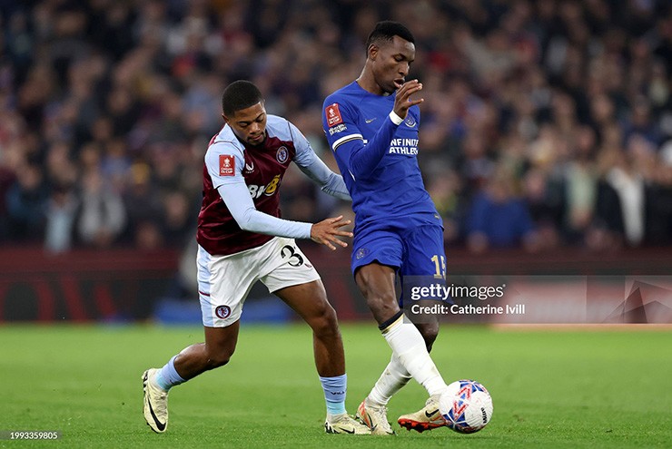 Chelsea (áo xanh) thi đấu xuất sắc trước Aston Villa