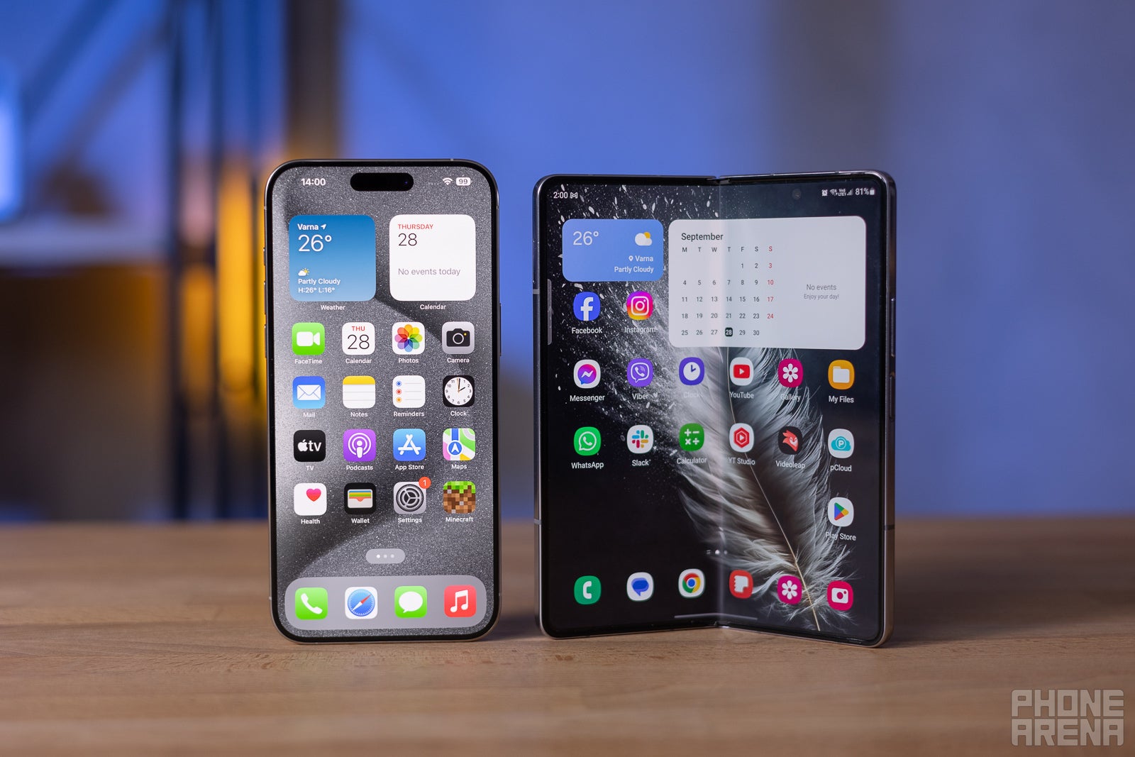 iPhone 15 Pro Max và màn hình chính của Galaxy Z Fold 5.