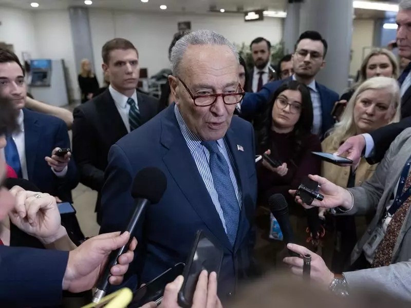 Lãnh đạo đa số Thượng viện Mỹ Chuck Schumer phát biểu sau khi Thượng viện không phê duyệt dự luật 118 tỷ USD. Ảnh: EPA