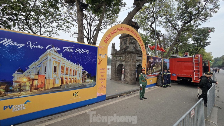 Phía ngoài, lực lượng quân đội, cảnh sát cơ động thắt chặt an ninh quanh các địa điểm bắn pháo hoa.