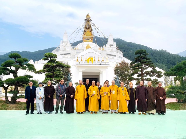 Đoàn Ban Văn hóa Trung ương Giáo hội Phật giáo Việt Nam chụp ảnh kỷ niệm tại Đại Bảo tháp Mandala Tây Thiên (Ảnh: TL)