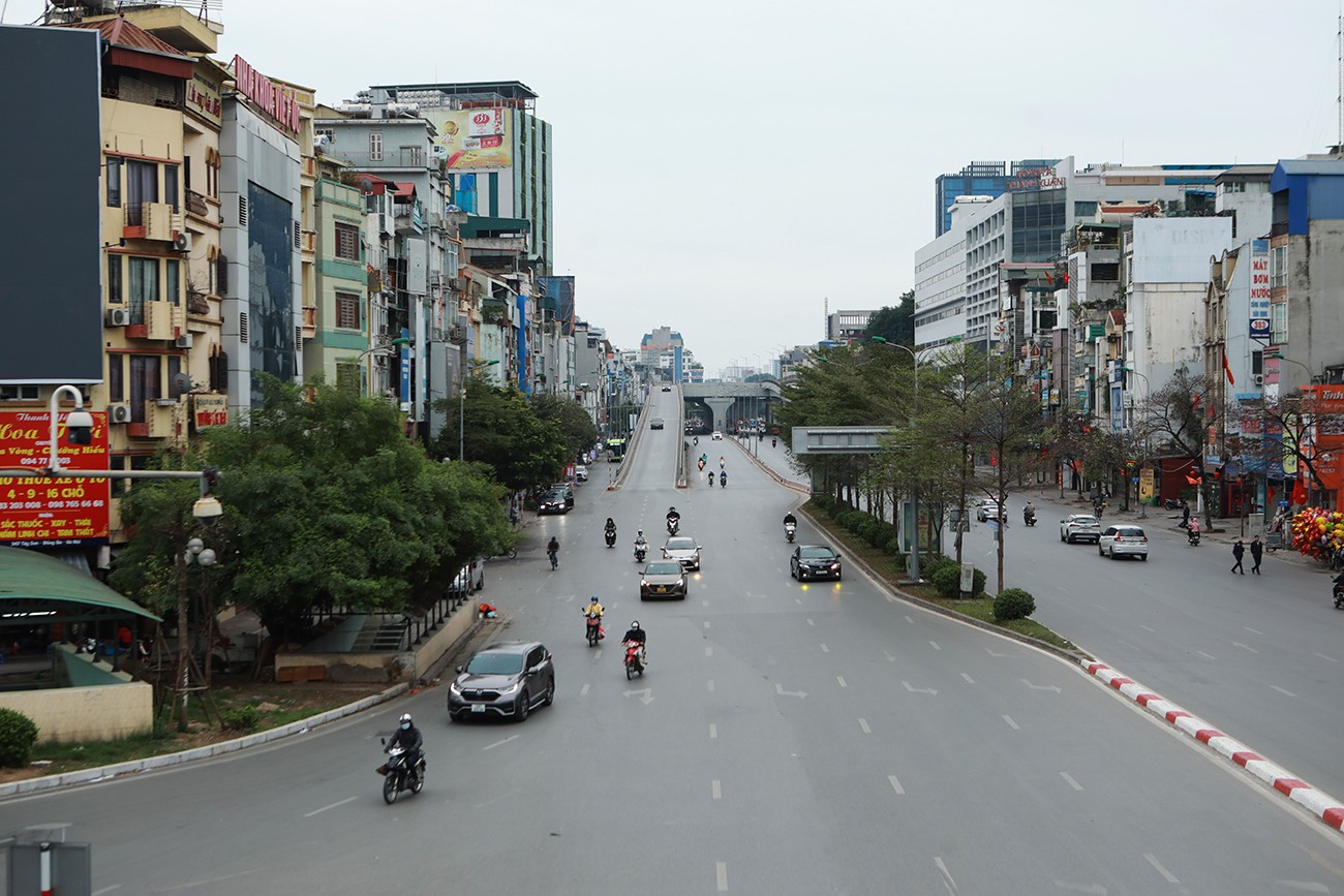 Lối xuống từ đường vành đai 2 trên cao xuống Ngã Tư Sở là “điểm nóng” giao thông vào giờ cao điểm ngày thường, nay bỗng vắng vẻ, bình yên.