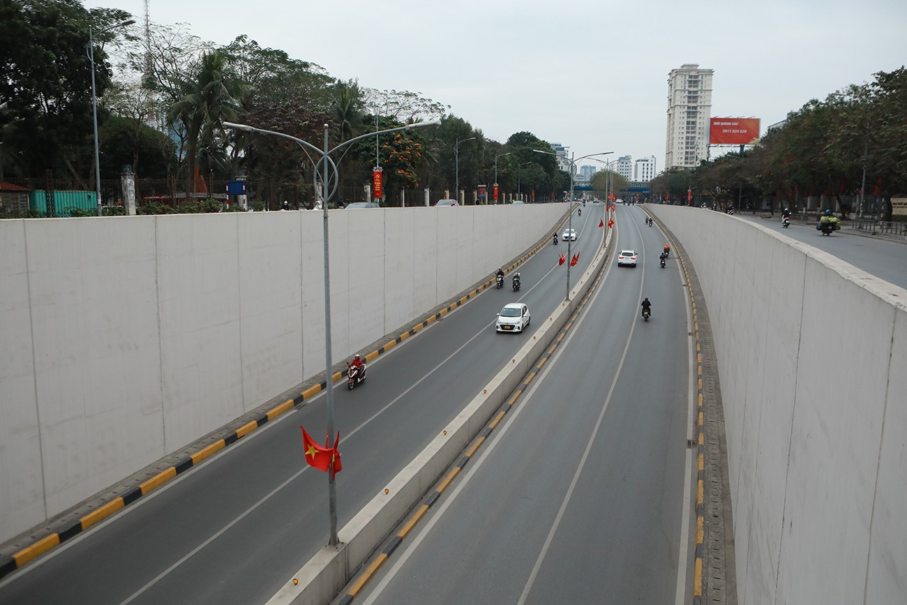 Hầm chui Kim Liên vắng vẻ trong giờ cao điểm.