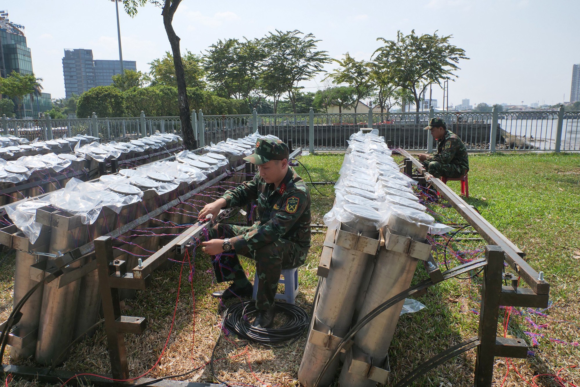 Nếu như các năm trước, TP.HCM chỉ bắn pháo hoa tại 2 điểm tầm cao và 4 điểm tầm thấp trong đêm giao thừa dịp Tết Nguyên đán thì Tết Giáp Thìn năm nay người dân thành phố sẽ được chiêm ngưỡng pháo hoa tại 11 điểm, bao gầm 2 điểm tầm cao và 9 điểm tầm thấp, trải đều ở khu vực nội và ngoại thành.