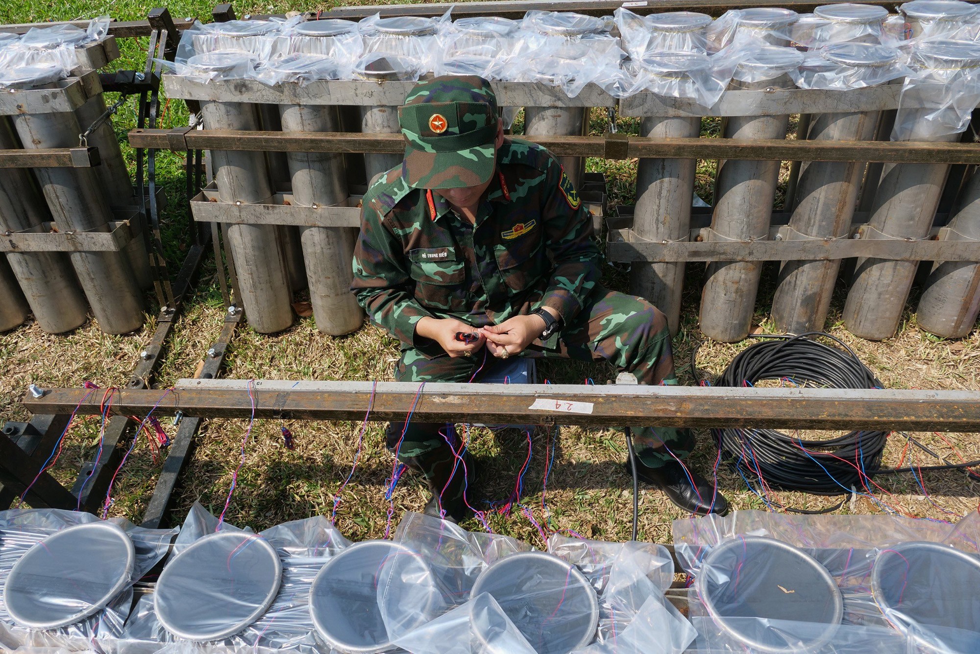 Ngoài điểm tầm cao trên nóc hầm vượt sông Sài Gòn, một điểm tầm cao khác được thực hiện tại khu tưởng niệm liệt sĩ Bến Dược (huyện Củ Chi). Vào giữa trưa, các cán bộ, chiến sĩ&nbsp;vẫn đang khẩn trước lắp đặt những giàn pháo để đảm bảo tiến độ thời gian diễn ra thời điểm chuyển giao năm mới.