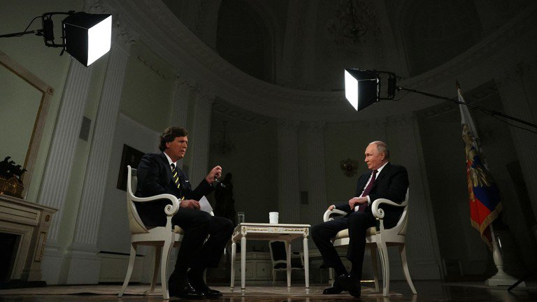 Tổng thống Nga Vladimir Putin (bên&nbsp;phải) trả lời phỏng vấn của&nbsp;nhà báo Mỹ hôm 8/2.