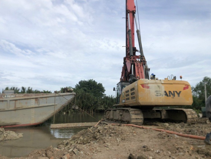 Các nhà thầu đang huy động tối đa máy móc, nhân công để đẩy nhanh tiến độ.